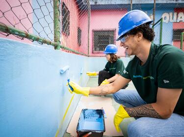 Funcionários da Prologis voluntariando-se para pintar uma escola no IMPACT Day