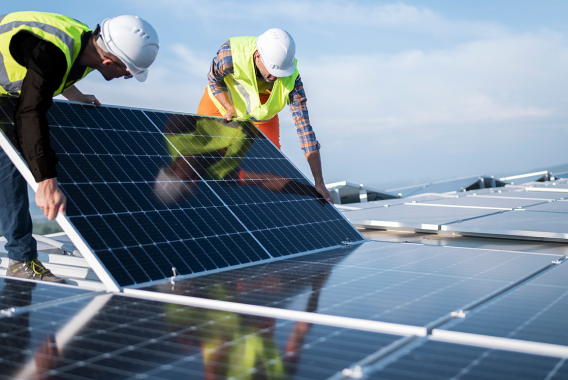 Homens instalando painéis solares Homens instalando painéis solares